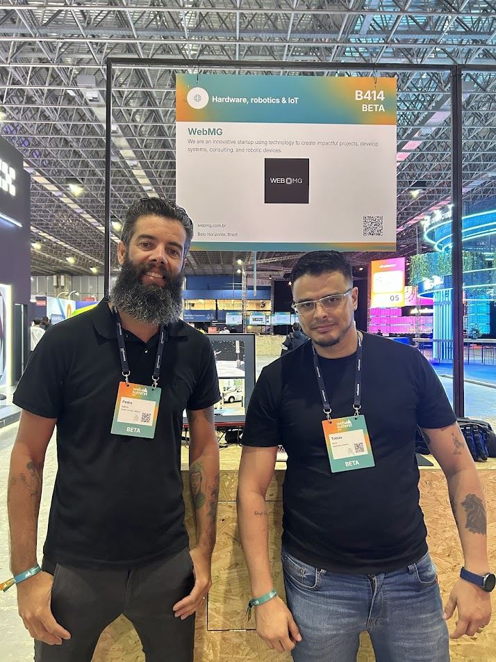 Tobias Birro e Pedro Sallum no estande da WebMG no Web Summit Rio, trilha Hardware, Robotics e IoT