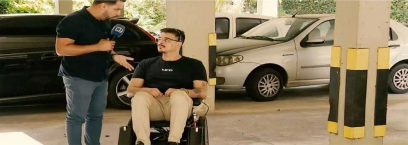 Tobias Birro, fundador da WebMG, na cadeira de rodas E-Move durante entrevista à Record TV Minas